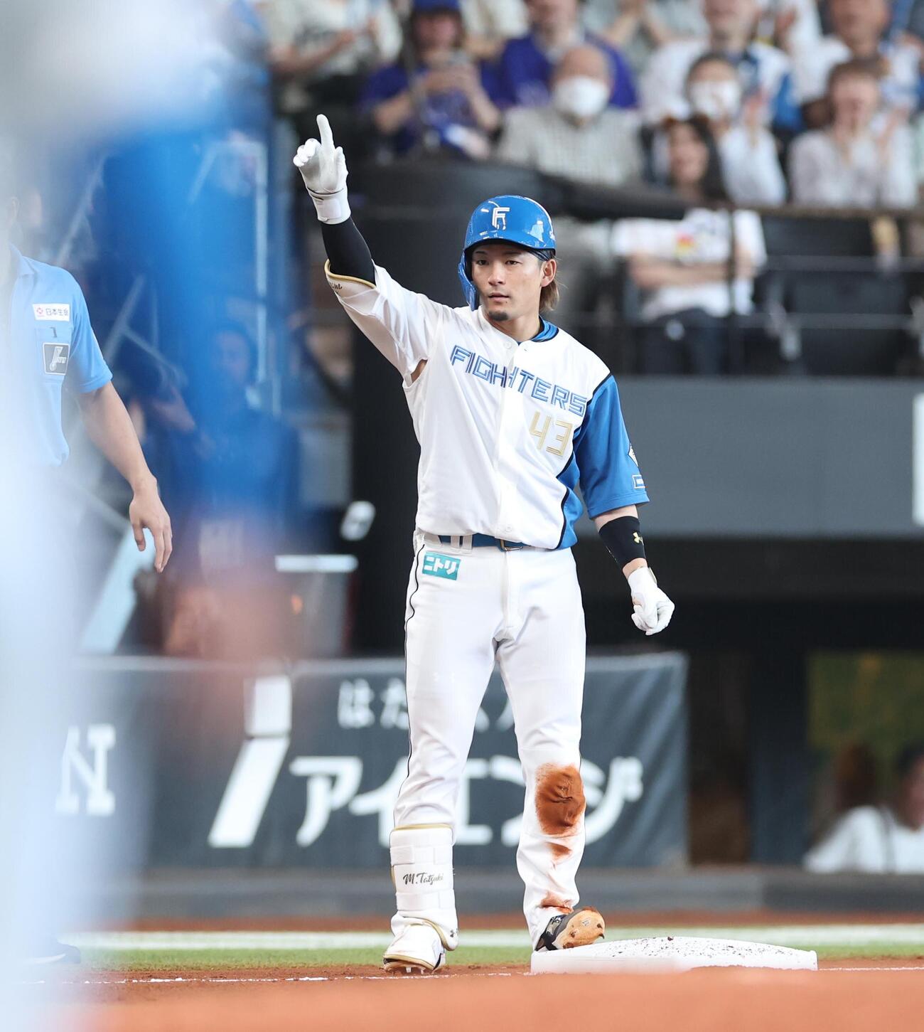 日本ハム」対中日　3回裏日本ハム1死二塁、適時三塁打を放ちポーズをとる水野達稀（撮影・黒川智章）＝2026年6月13日