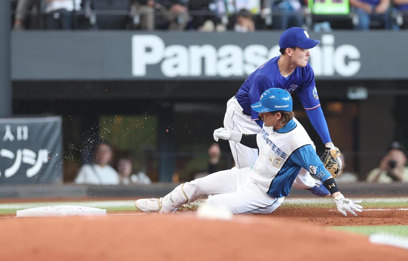 日本ハム」対中日　3回裏日本ハム1死二塁、適時三塁打を放つ水野達稀（撮影・黒川智章）＝2026年6月13日