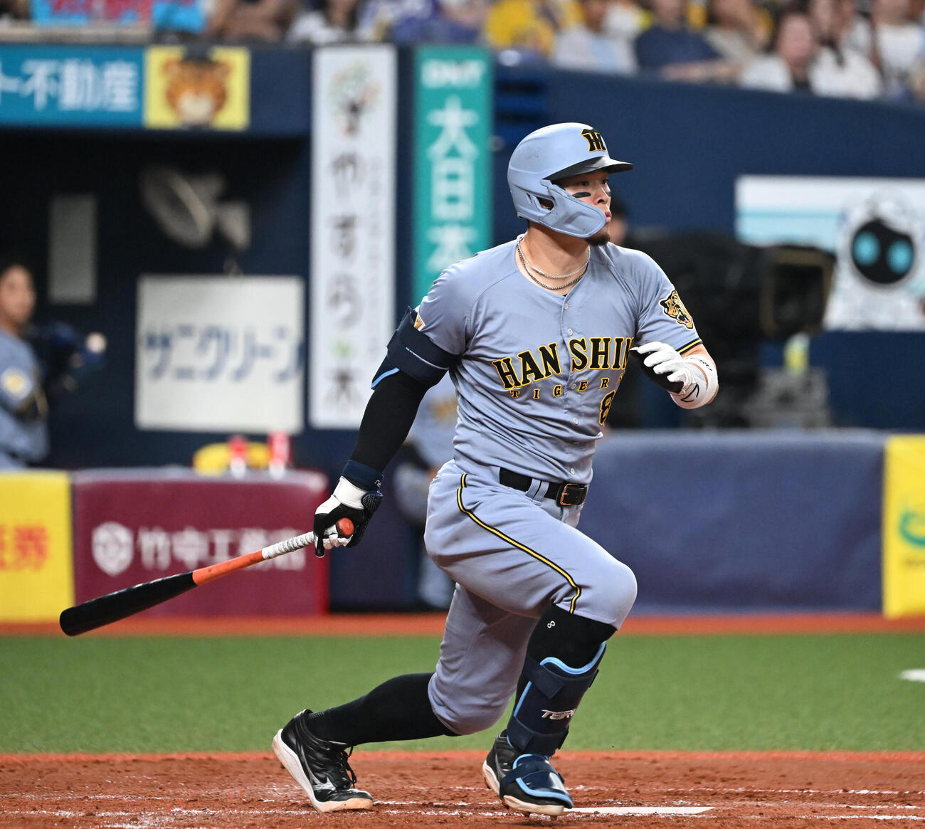 オリックス対阪神　4回表阪神無死一塁、右前打を放つ佐藤輝明（撮影・和賀正仁）