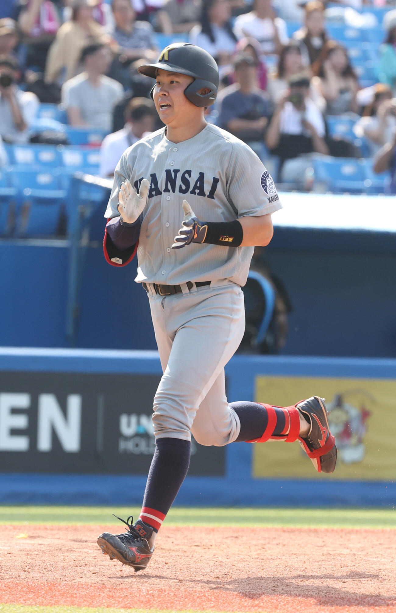 全日本大学野球選手権　準決勝　国学院大対関大　4回裏関大2死、笠井康生は本塁打を放ち生還する（撮影・柴田隆二）