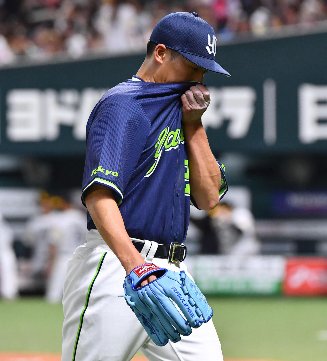 ソフトバンク対ヤクルト　3回裏、近藤健介の2点本塁打で逆転を許し、肩を落としてベンチへ戻る山野太一（撮影・岩下翔太）