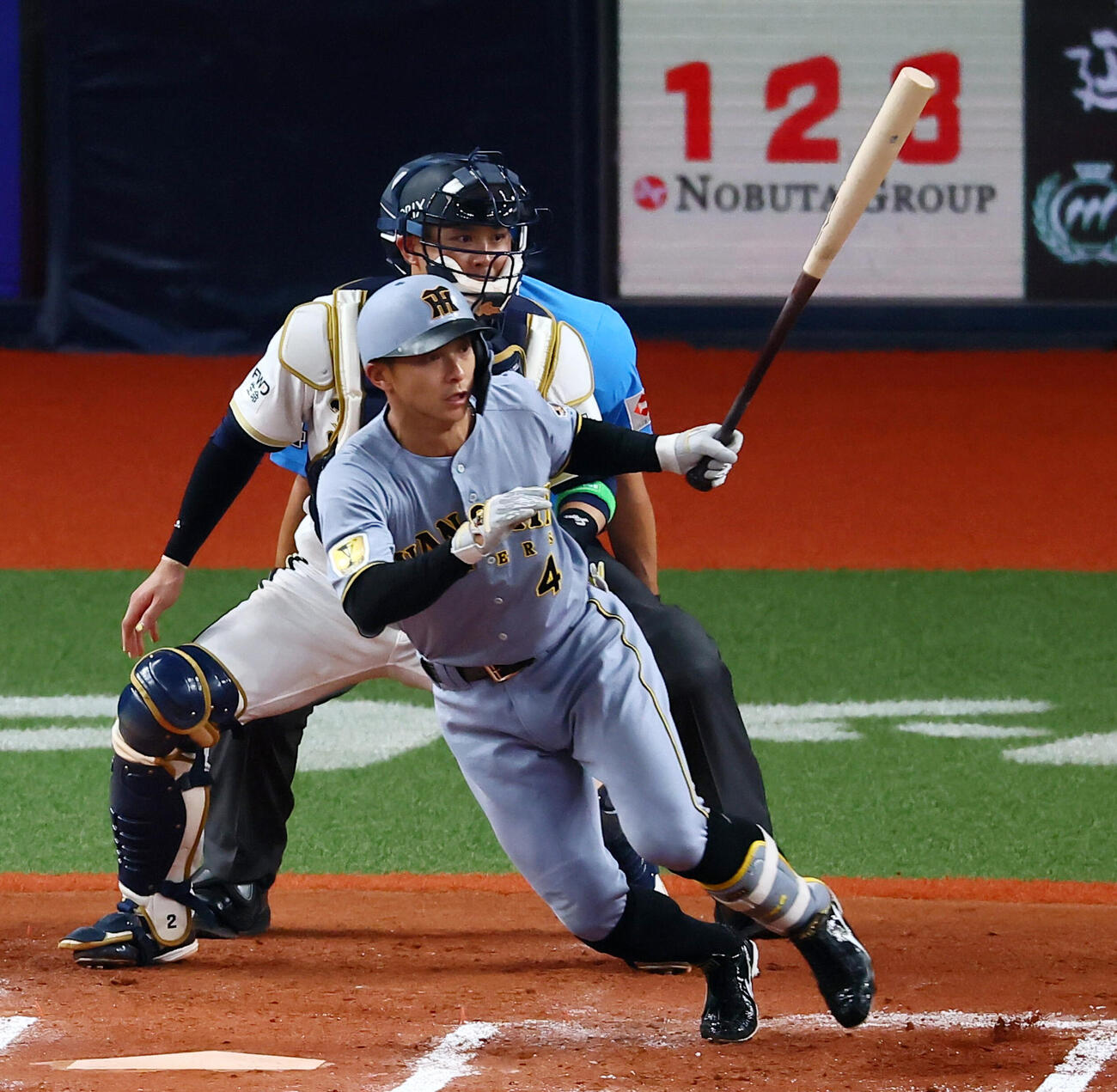 オリックス対阪神　6回表阪神2死満塁、熊谷敬宥は左線に2点適時二塁打を放つ（撮影・加藤哉）
