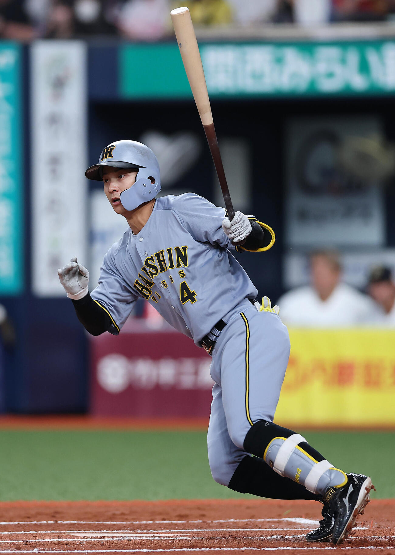 オリックス対阪神　6回表阪神2死満塁、左翼線へ2点適時二塁打を放つ熊谷敬宥（撮影・前田充）