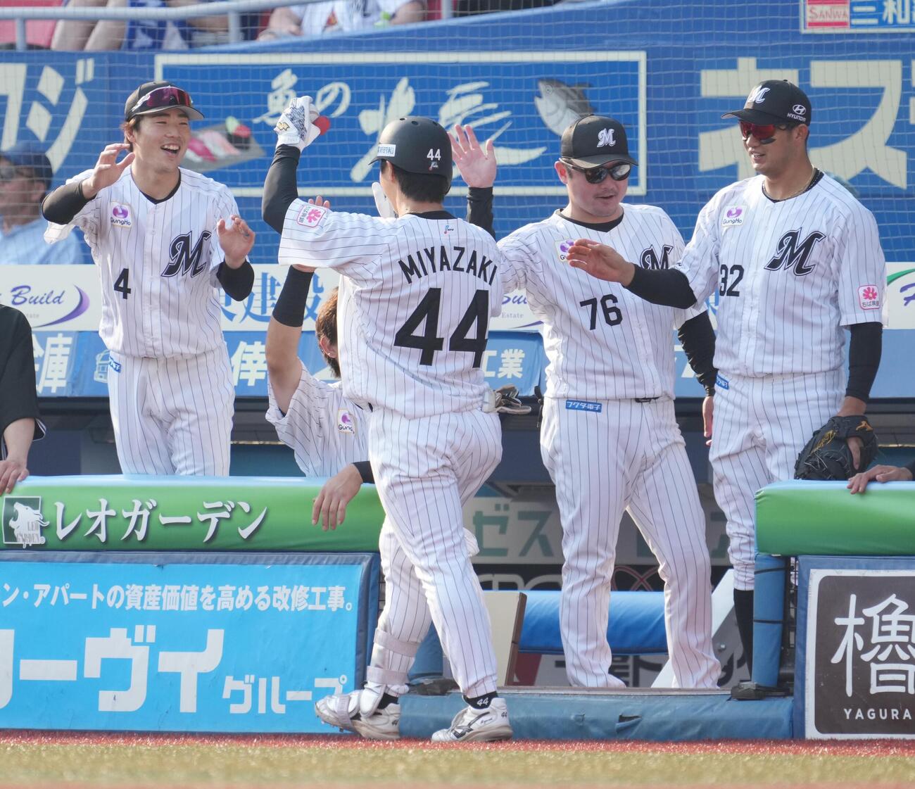 ロッテ対DeNA 7回裏ロッテ無死、宮崎竜成（中央）はプロ初本塁打を放ちベンチのナインの祝福を受ける（撮影・小沢裕）