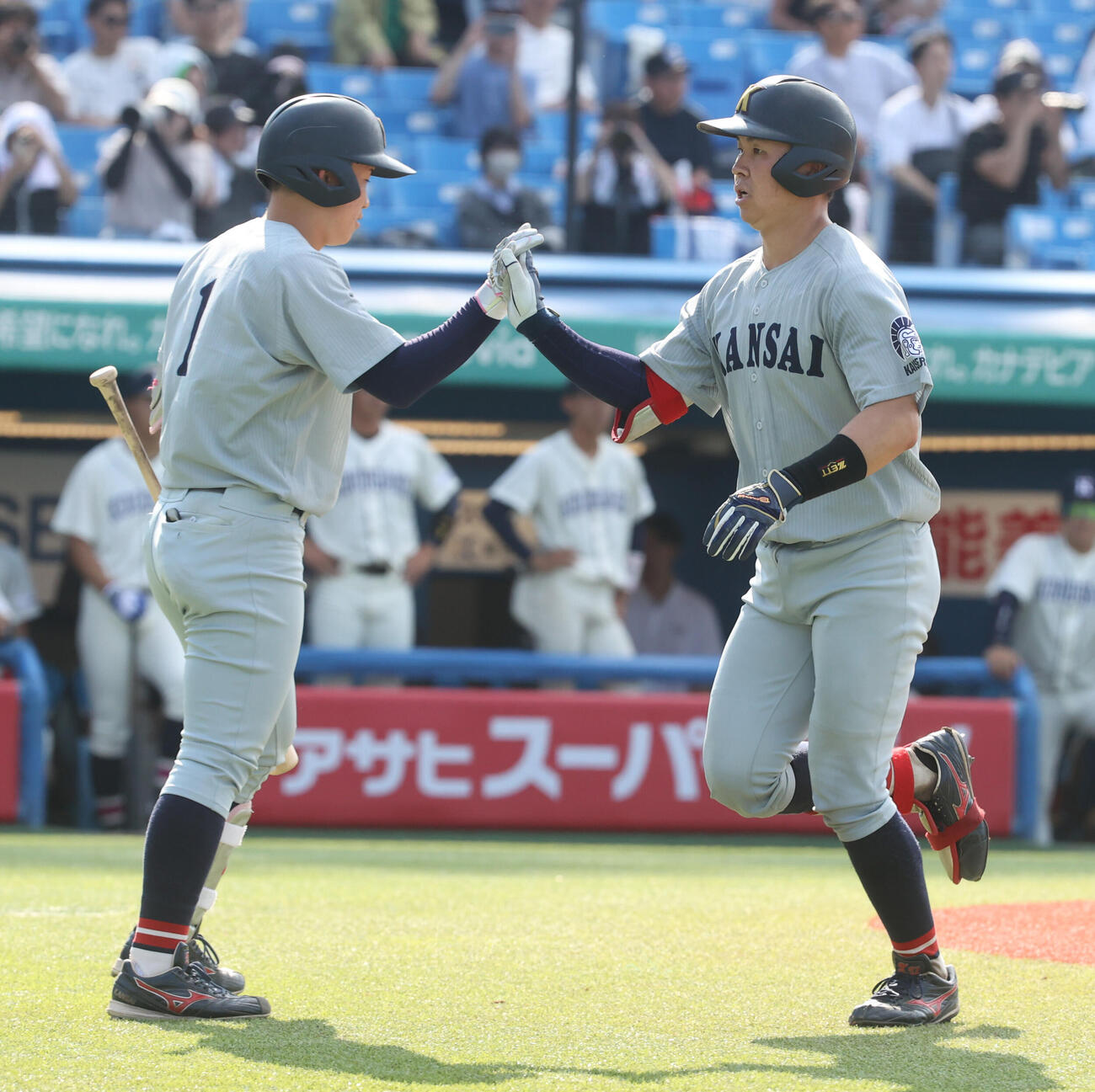 国学院大対関大　4回裏関大2死、笠井康生（右）は本塁打を放ちナインとハイタッチする（撮影・柴田隆二）