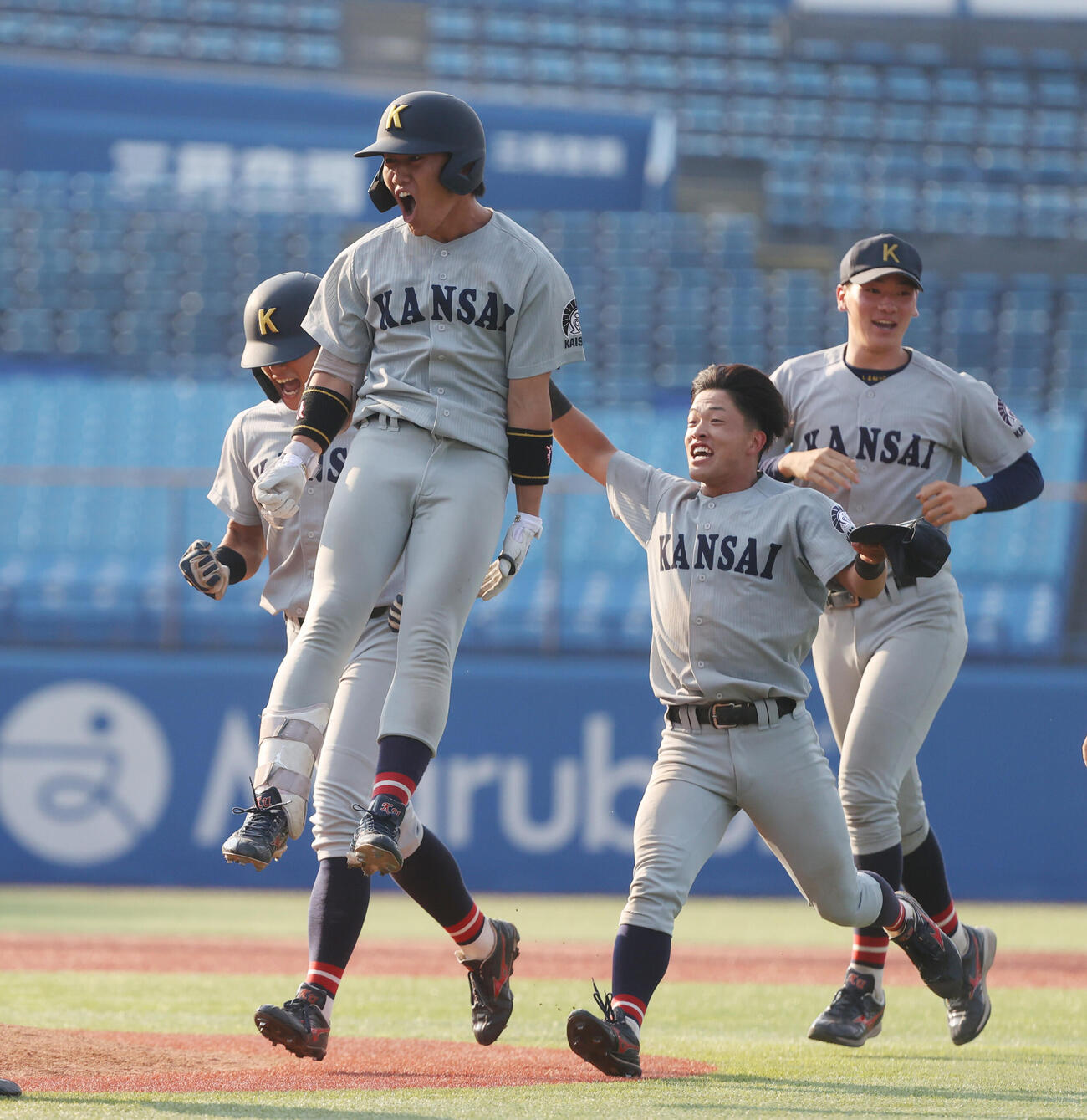 国学院大対関大　9回裏関大2死一、三塁、山本峻輔（左端）はサヨナラ打を放ち喜ぶ（撮影・柴田隆二）