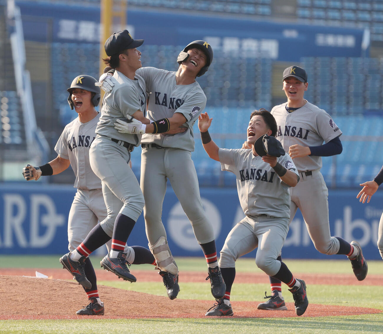国学院大対関大　9回裏関大2死一、三塁、山本峻輔（中央）はサヨナラ打を放ちナインと喜び合う（撮影・柴田隆二）
