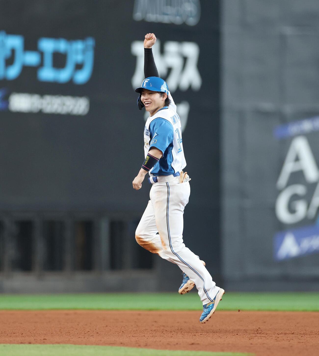 日本ハム」対中日　8回裏日本ハム1死、本塁打を放ち飛び上がってガッツポーズの田宮裕涼（撮影・黒川智章）