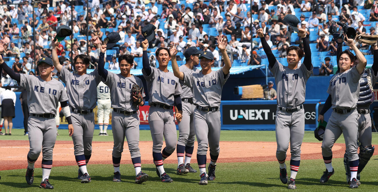 全日本大学野球選手権　準決勝　東北福祉大対慶大　勝利した慶大ナインはスタンドに手を振る（撮影・柴田隆二）