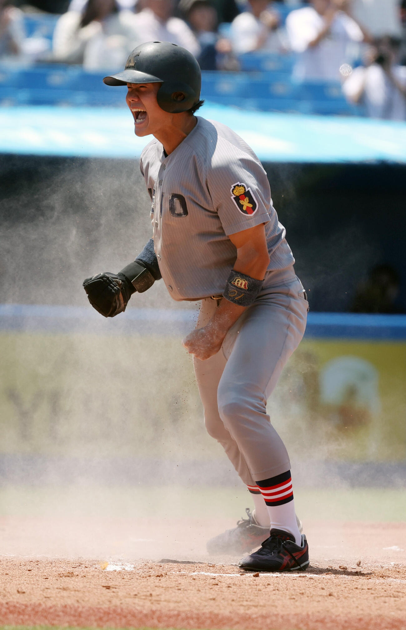 全日本大学野球選手権　準決勝　東北福祉大対慶大　6回裏慶大2死二塁、吉野太陽の適時打で二塁走者今津慶介が生還しガッツポーズする（撮影・柴田隆二）
