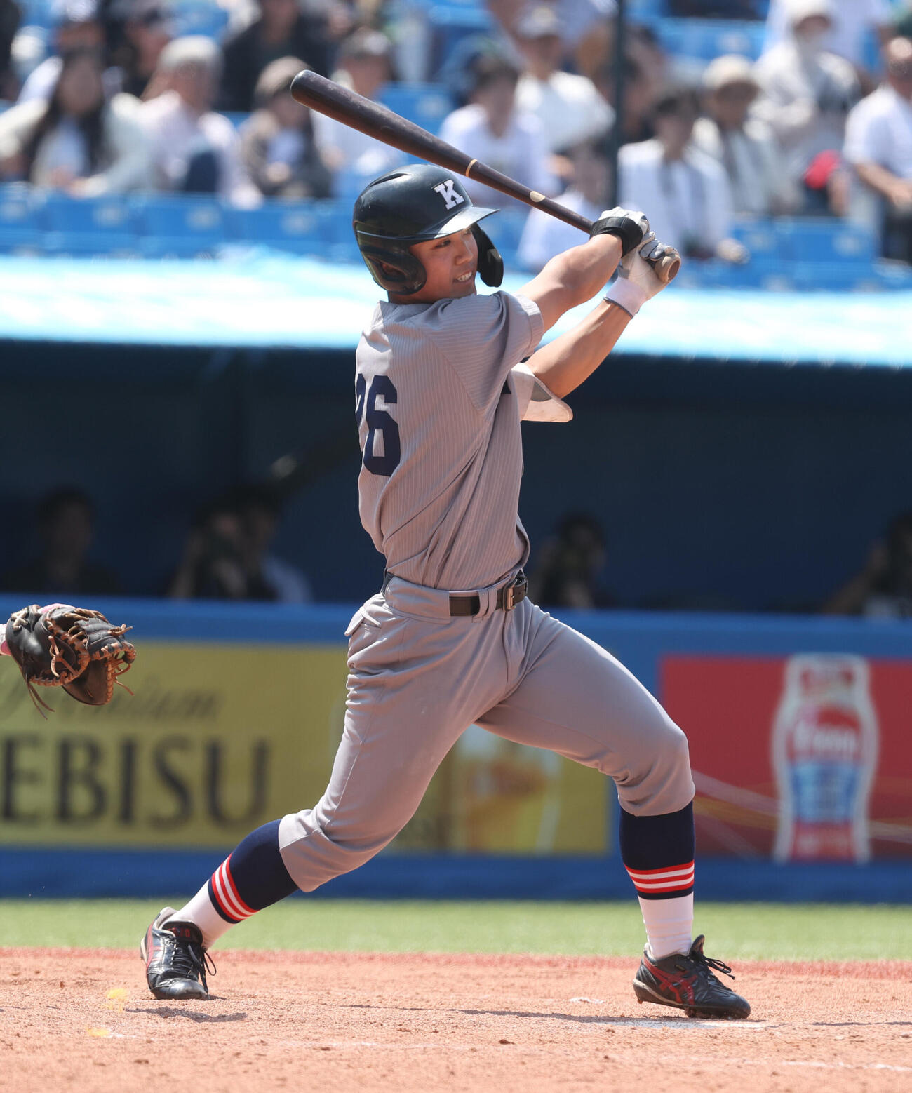 全日本大学野球選手権　準決勝　東北福祉大対慶大　8回裏慶大無死一、三塁、一宮知樹は適時打を放つ（撮影・柴田隆二）　