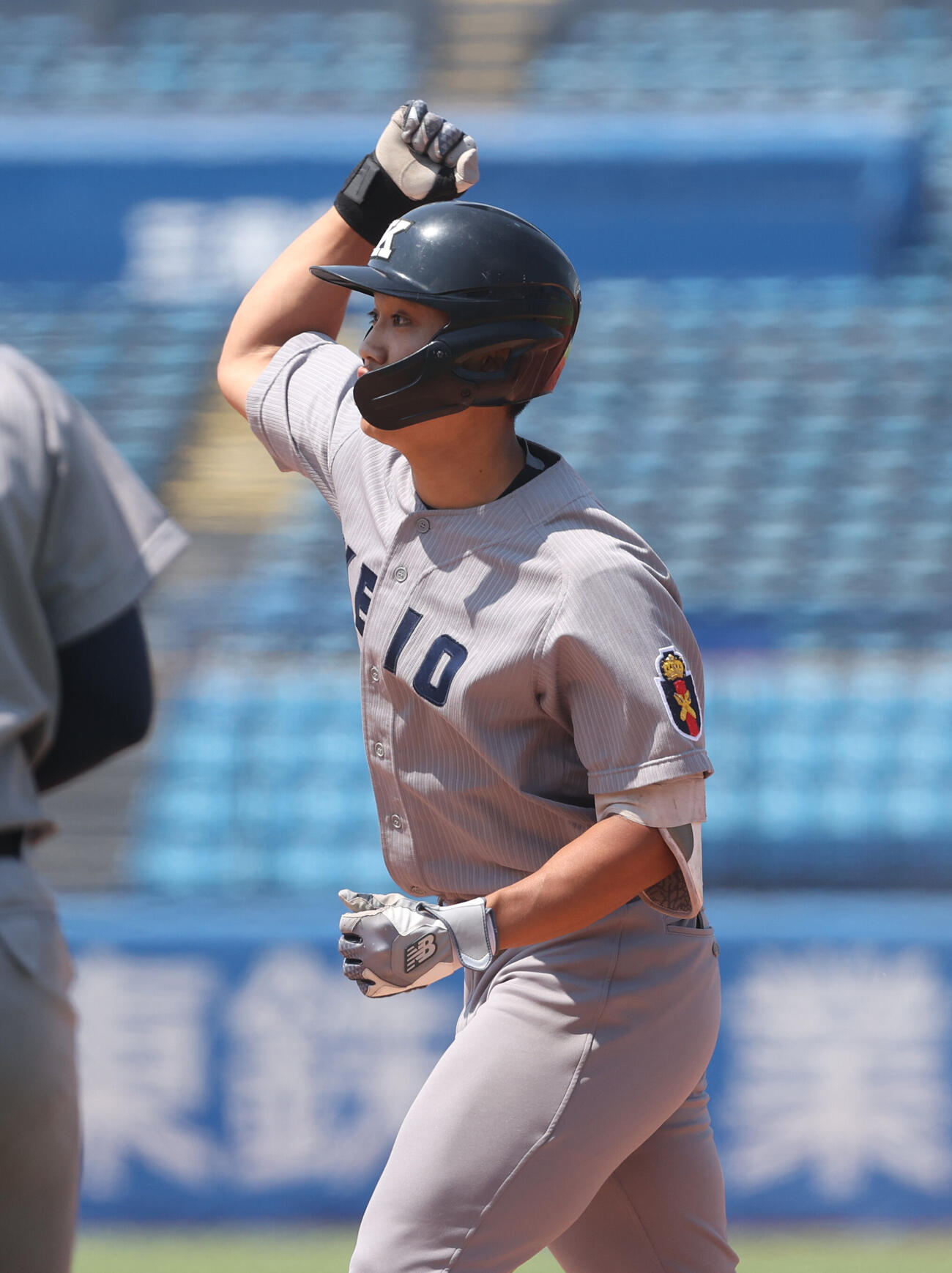 全日本大学野球選手権　準決勝　東北福祉大対慶大　8回裏慶大無死一、三塁、一宮知樹は適時打を放ちガッツポーズする（撮影・柴田隆二）　