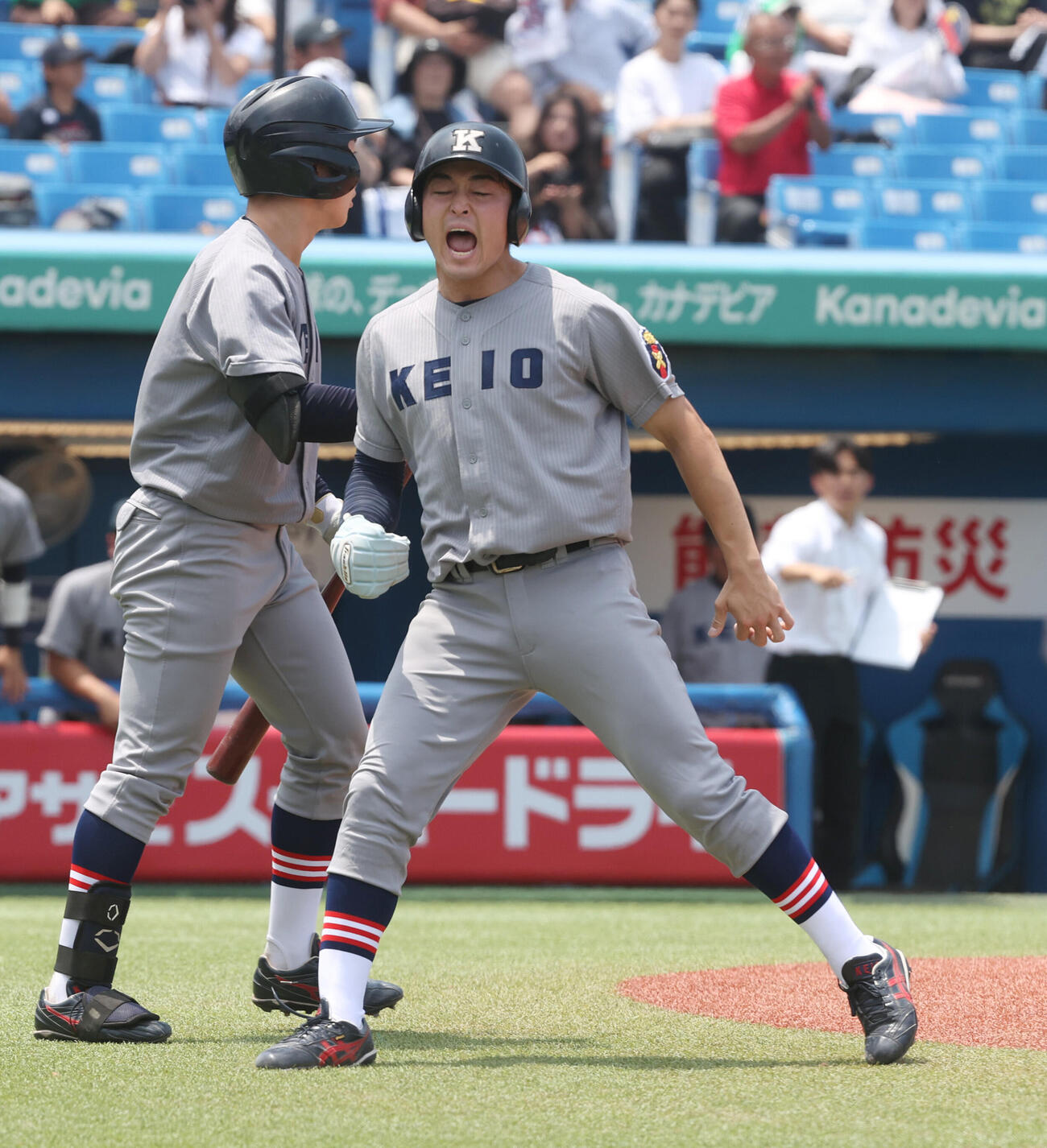 全日本大学野球選手権　準決勝　東北福祉大対慶大　4回裏慶大2死満塁、打者横地広太の時、西川雄大投手の暴投で三塁走者小原大和が生還する（撮影・柴田隆二）