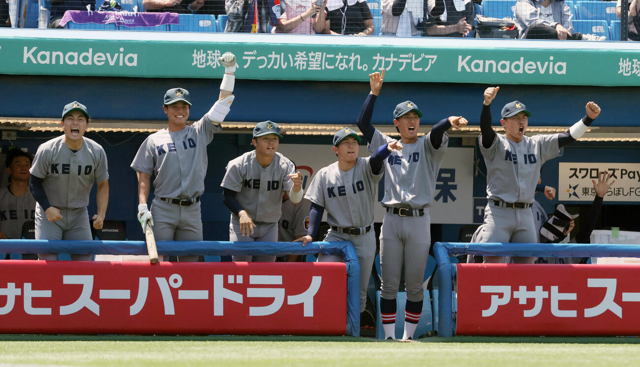 全日本大学野球選手権　準決勝　東北福祉大対慶大　6回裏慶大2死二塁、吉野太陽の適時打で二塁走者今津慶介が生還し喜ぶ慶大ナイン（撮影・柴田隆二）