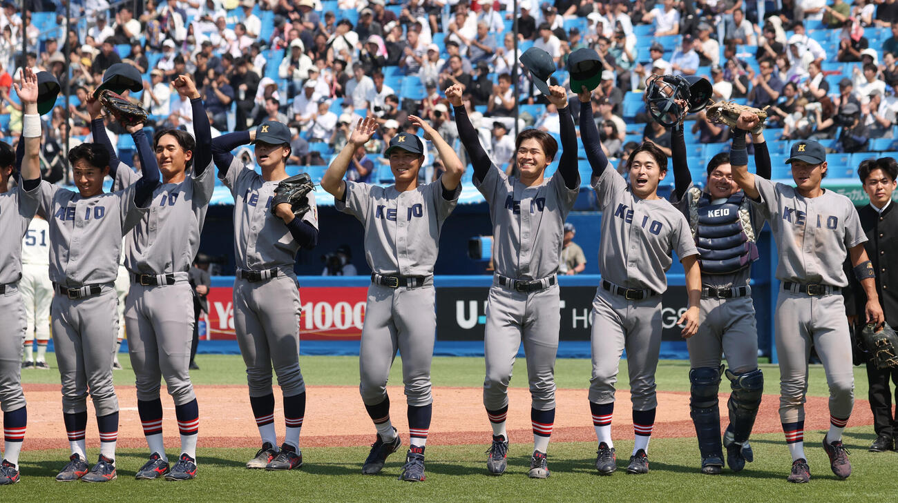 全日本大学野球選手権　準決勝　東北福祉大対慶大　勝利した慶大ナインはスタンドに手を振る（撮影・柴田隆二）