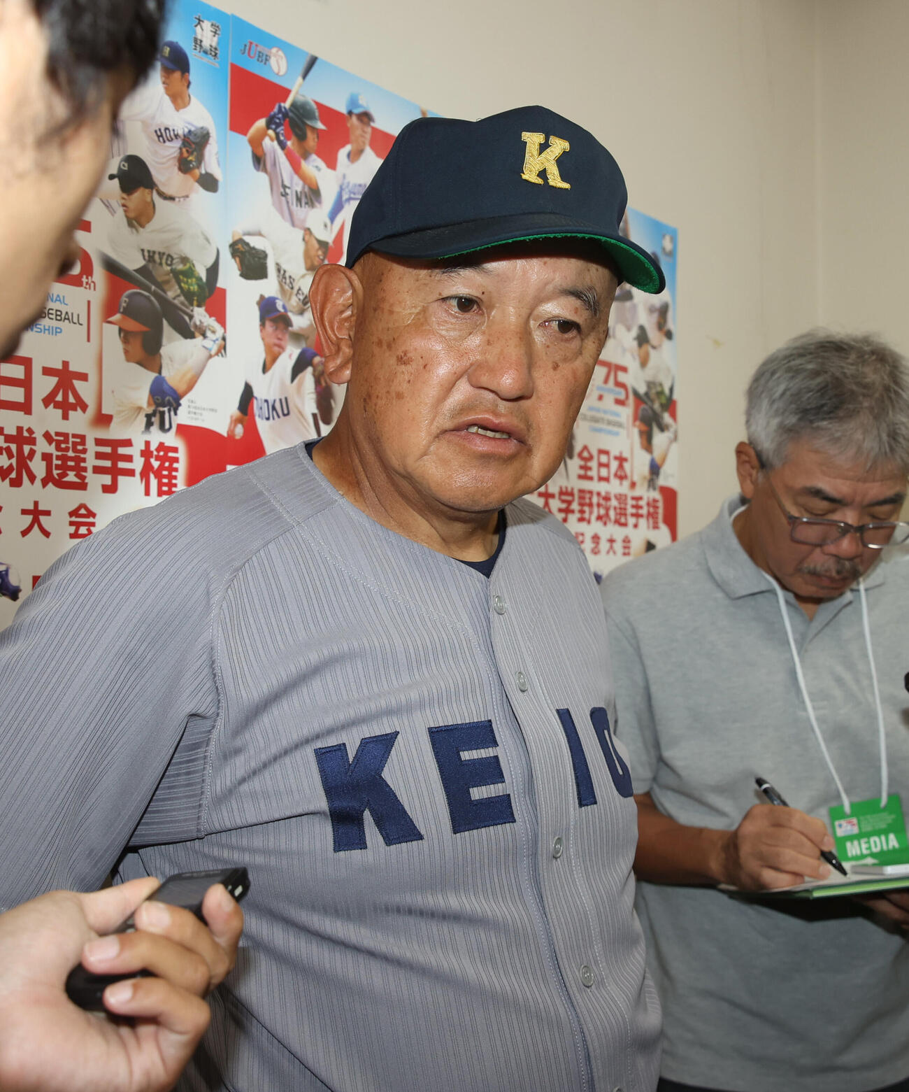 全日本大学野球選手権　準決勝　東北福祉大対慶大　勝利した慶大・堀井哲也監督（撮影・柴田隆二）