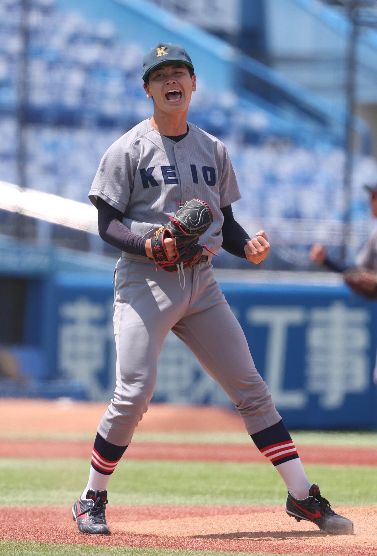 東北福祉大対慶大　7回のピンチを抑え慶大・渡辺和大はガッツポーズする（撮影・柴田隆二）全日本大学野球選手権　準決勝　