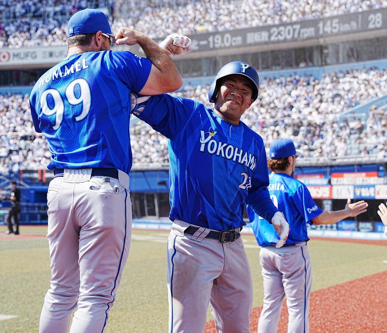 ロッテ対DeNA 2回表DeNA1死一、二塁、勝又温史は中越えに3点本塁打を放ちクーパー・ヒュンメル（左）とエルボータッチ（撮影・小沢裕）