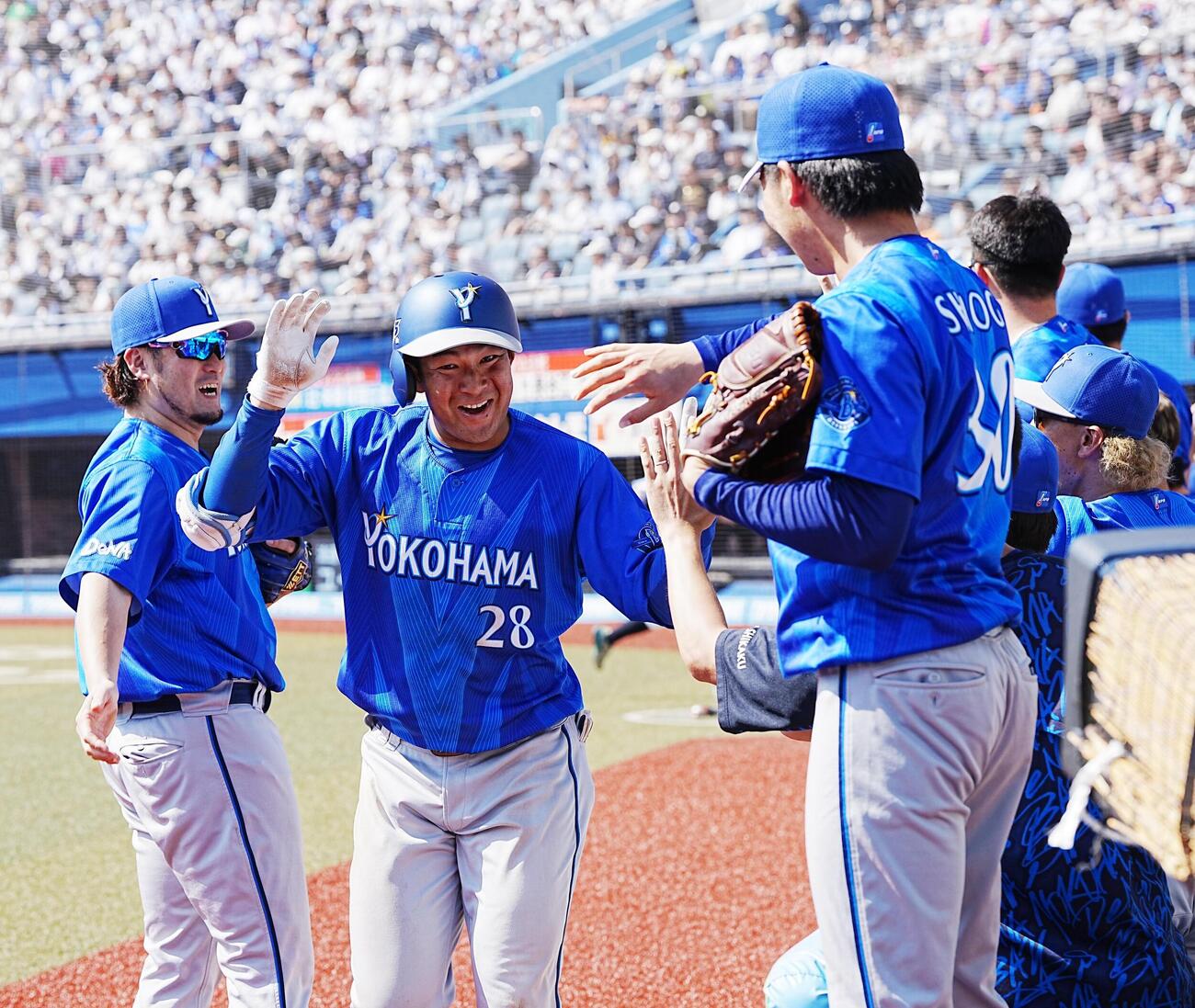 ロッテ対DeNA 2回表DeNA1死一、二塁、勝又温史は中越えに3点本塁打を放ちベンチのナインの祝福を受ける（撮影・小沢裕）　