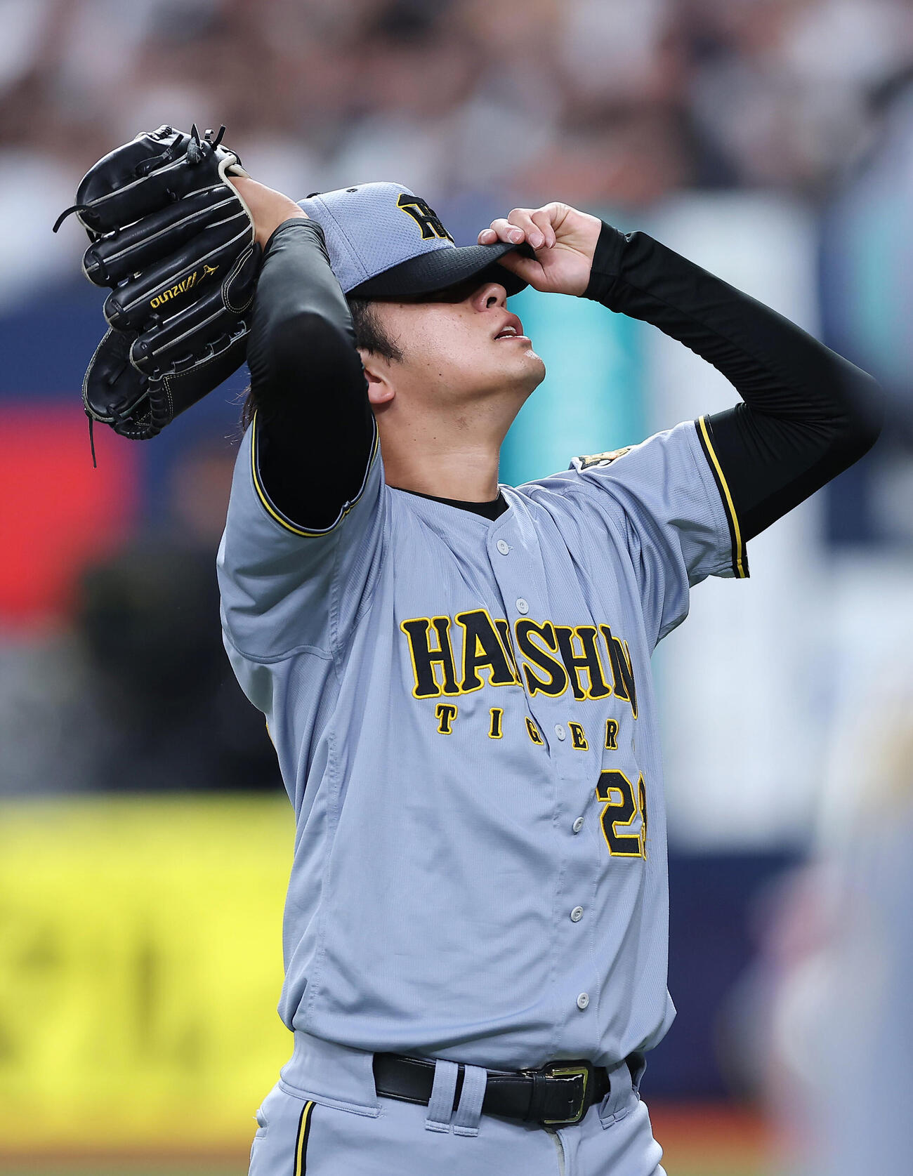 オリックス対阪神　6回裏をを投げ終え、3失点の高橋遥人は悔しそうにベンチへ戻る（撮影・前田充）