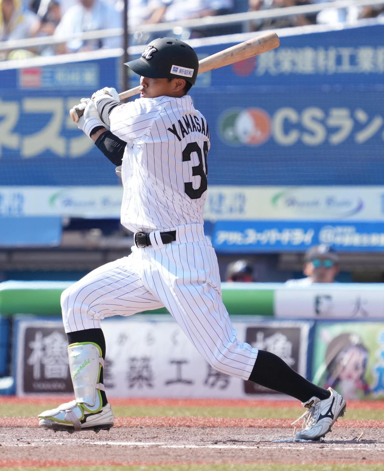 ロッテ対DeNA 3回裏ロッテ2死、山崎剛は中前に移籍後初安打を放つ（撮影・小沢裕）