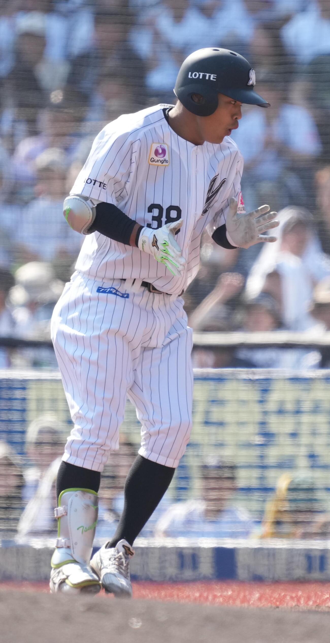 ロッテ対DeNA 3回裏ロッテ2死、山崎剛は中前に移籍後初安打を放つ（撮影・小沢裕）