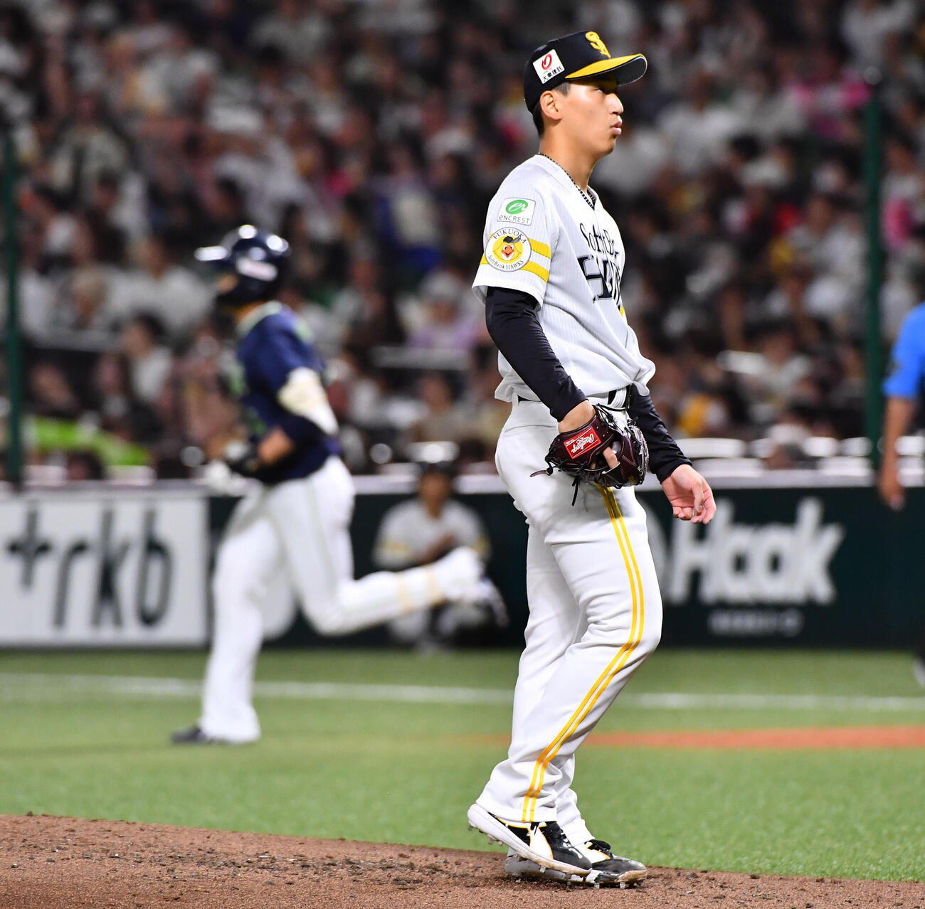 ソフトバンク対ヤクルト　2回表ヤクルト無死、塩見泰隆（左）に先制の右越え本塁打を打たれた前田悠伍（撮影・岩下翔太）