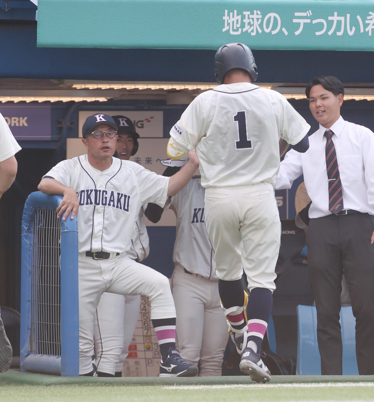 全日本大学野球選手権　準決勝　国学院大対関大　7回表関大2死、赤堀颯（右）は本塁打を放ち鳥山泰孝監督の出迎えを受ける（撮影・柴田隆二）
