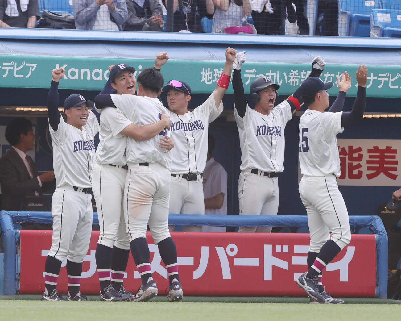 全日本大学野球選手権　準決勝　国学院大対関大　7回表関大2死、赤堀颯の本塁打に喜ぶ国学院大ナイン（撮影・柴田隆二）