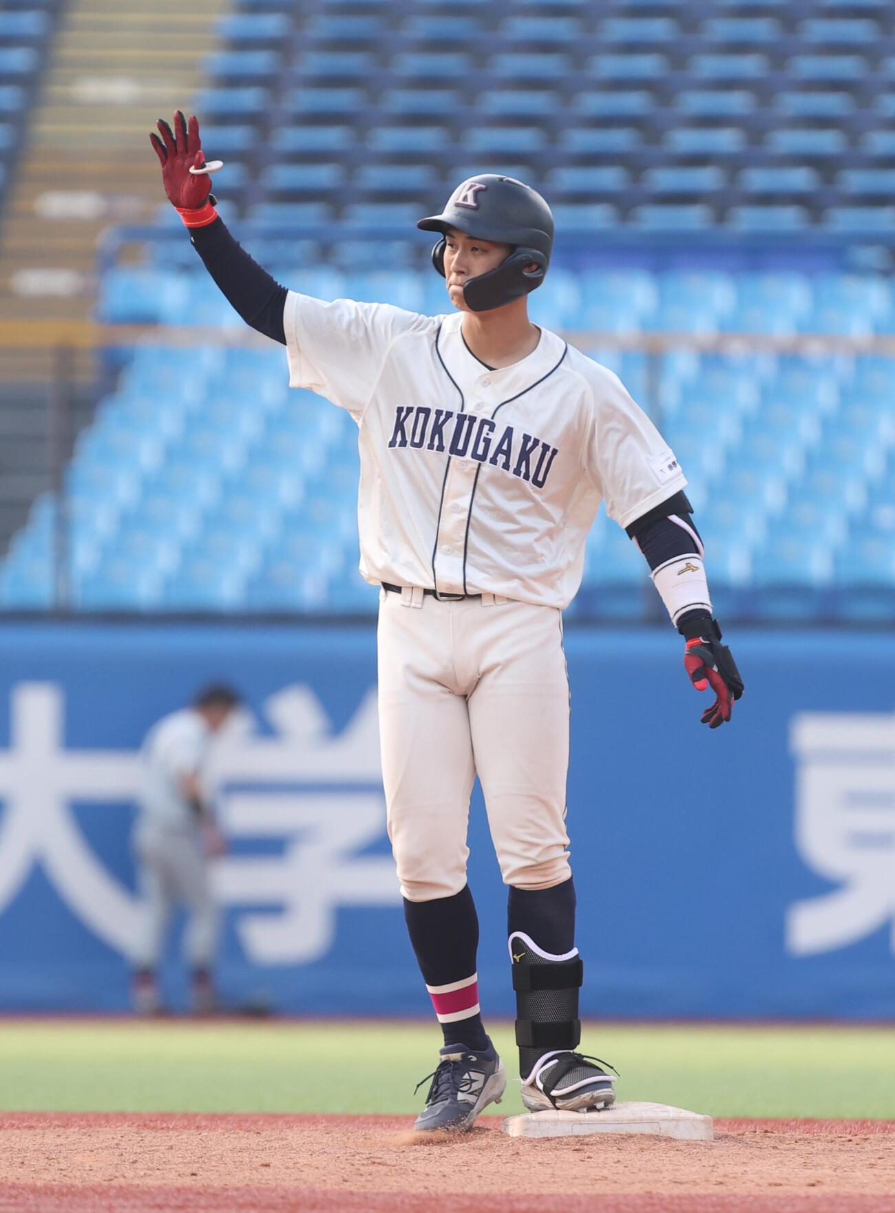 全日本大学野球選手権　準決勝　国学院大対関大　8回表国学院大無死一塁、石野蓮授は同点の適時二塁打を放ちガッツポーズする（撮影・柴田隆二）