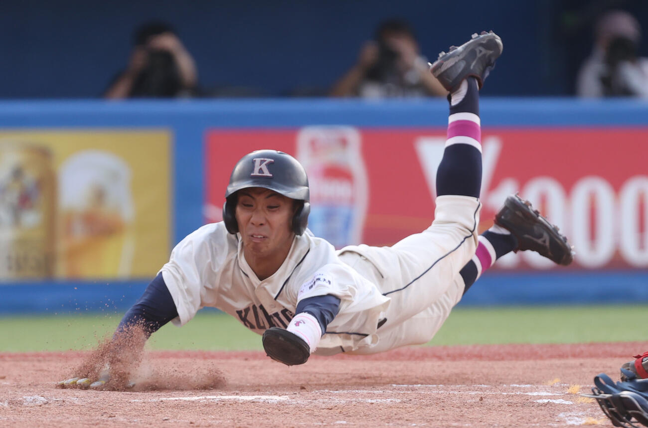 全日本大学野球選手権　準決勝　国学院大対関大　8回表国学院大無死一塁、石野蓮授の適時二塁打で一塁走者槙本嵩大がヘッドスライディングで生還する（撮影・柴田隆二）　