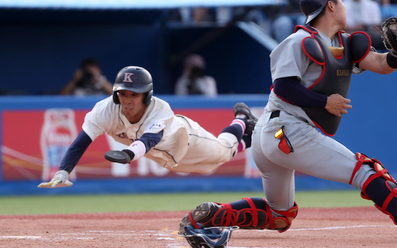 全日本大学野球選手権　準決勝　国学院大対関大　8回表国学院大無死一塁、石野蓮授の適時二塁打で一塁走者槙本嵩大がヘッドスライディングで生還する（撮影・柴田隆二）