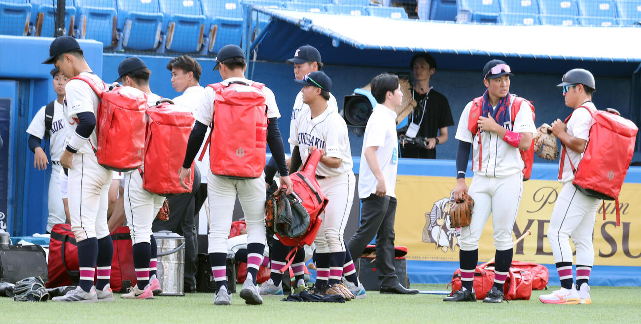 全日本大学野球選手権　準決勝　国学院大対関大　サヨナラ負けした国学院大ナインはがっくり引き揚げる（撮影・柴田隆二）
