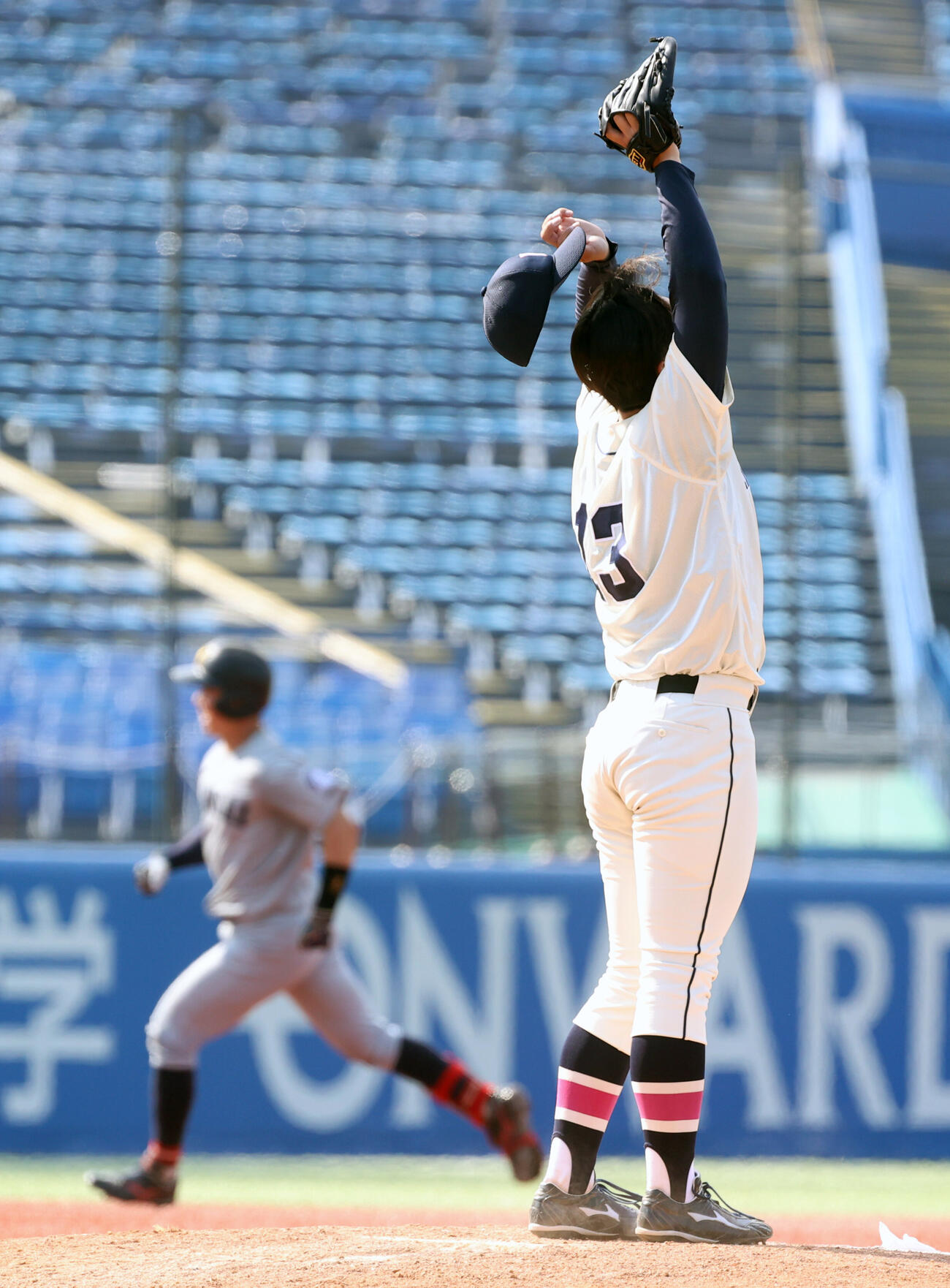 全日本大学野球選手権　準決勝　国学院大対関大　4回裏関大2死、笠井康生に本塁打を浴びた国学院大・冨田遼弥（撮影・柴田隆二）