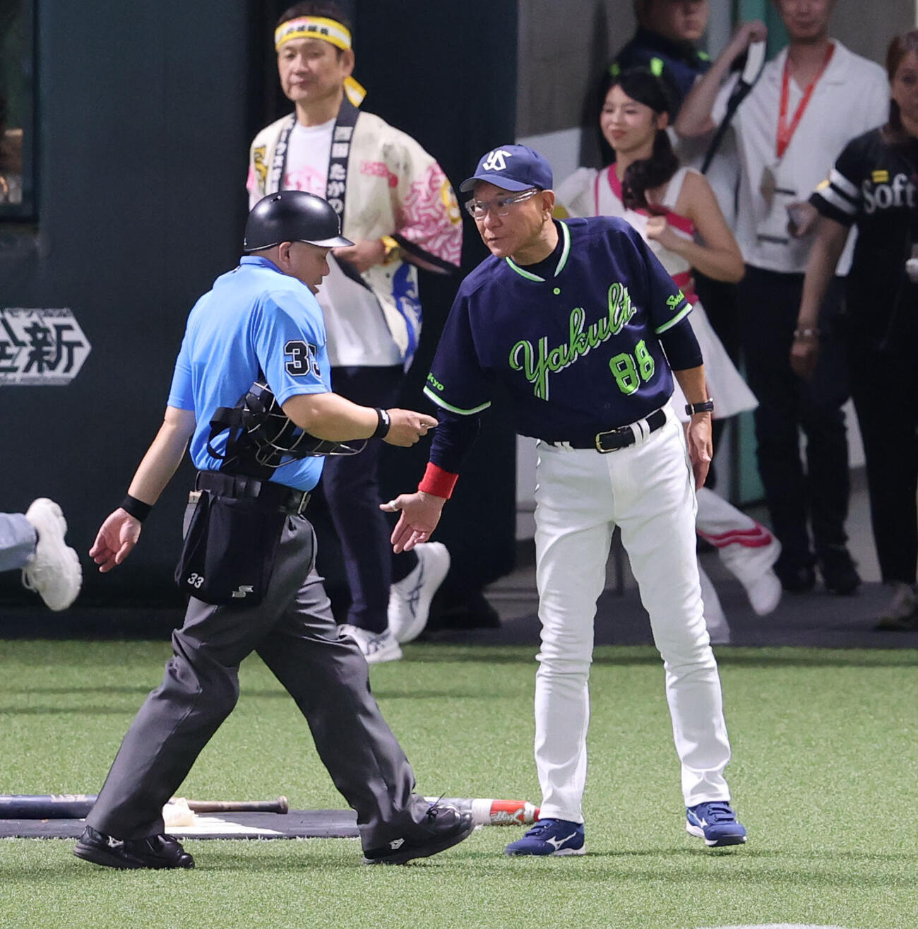 ソフトバンク対ヤクルト　審判に選手交代を告げるヤクルト池山隆寛監督（撮影・梅根麻紀）