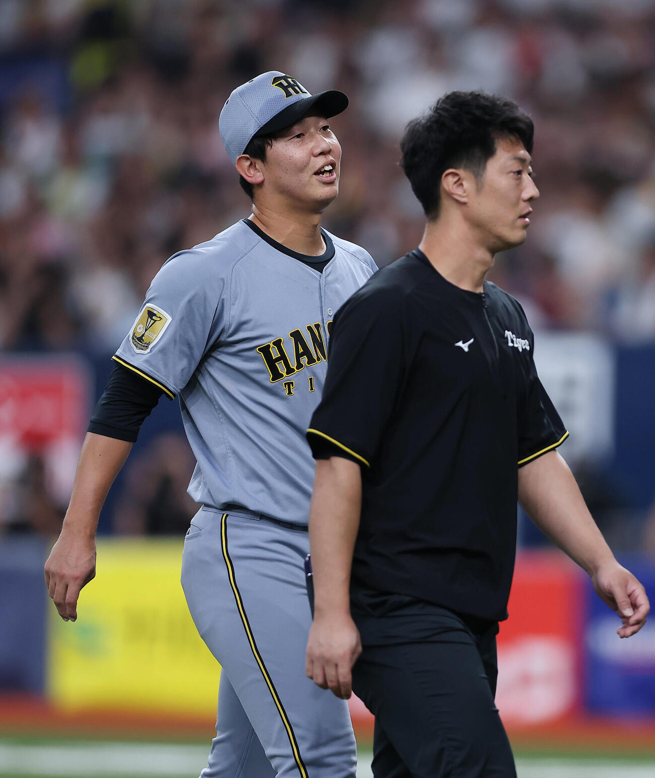 オリックス対阪神　7回裏オリックス2死一、二塁、治療のためベンチへ下がる畠世周（左）（撮影・前田充）