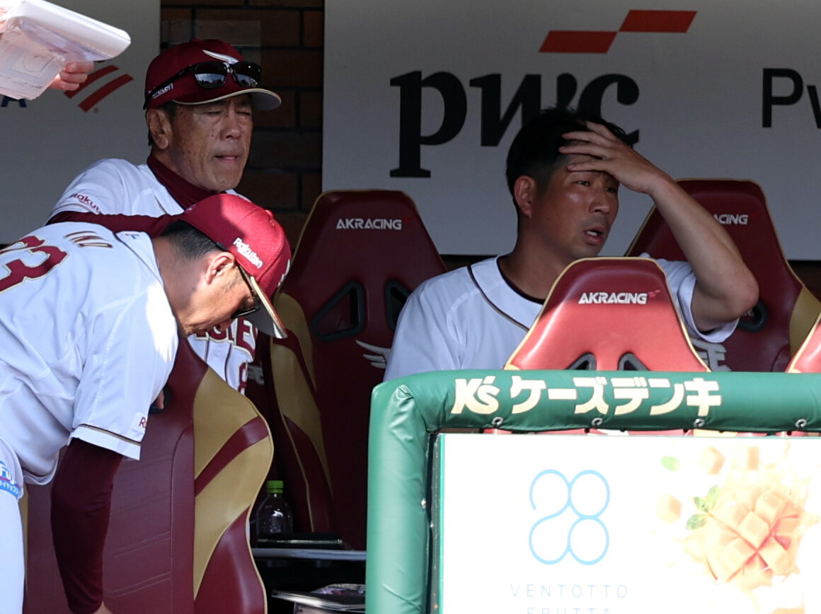 楽天対広島　打線沈黙で厳しい表情で頭をかく楽天塩川達也監督代行（撮影・浅見桂子）