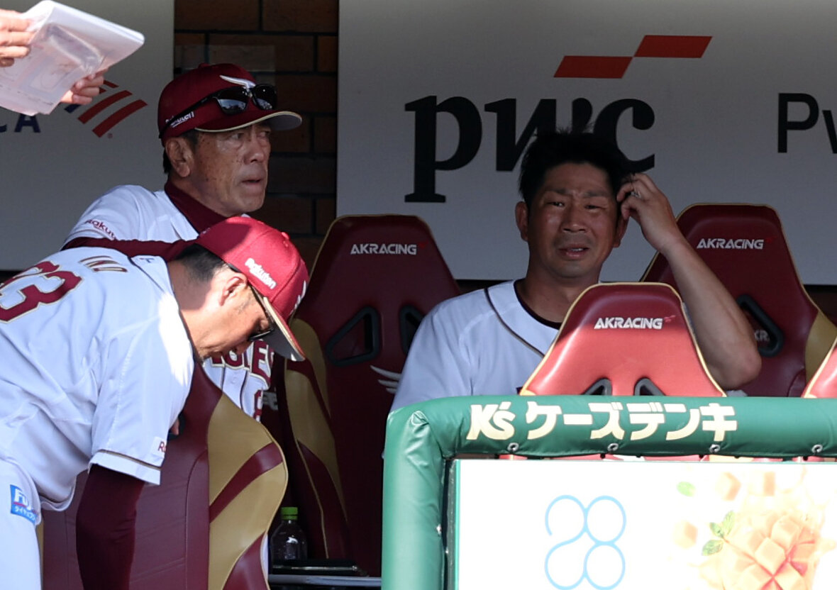 楽天対広島　打線沈黙で厳しい表情で汗をぬぐう楽天塩川達也監督代行（撮影・浅見桂子）