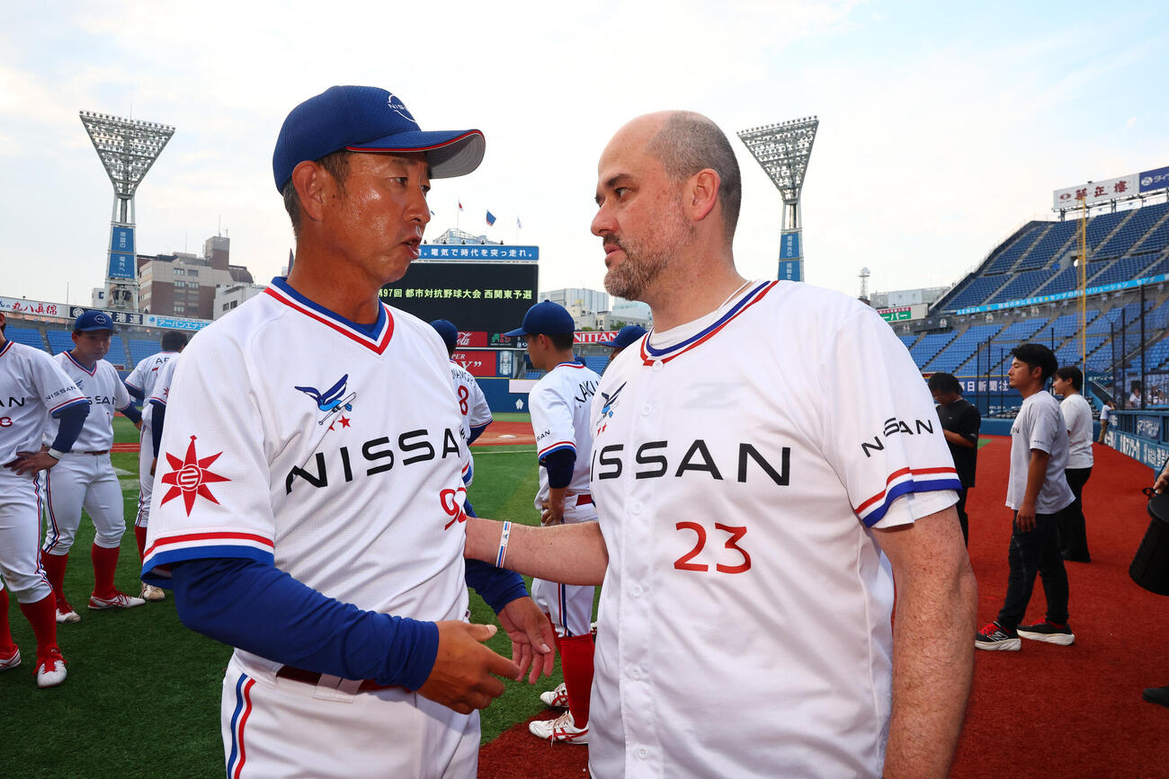 都市対抗野球西関東予選第2代表決定戦　三菱重工East対日産自動車　試合後に、伊藤祐樹監督（左）をたたえる日産自動車のイバン・エスピノーサ社長（撮影・野上伸悟）