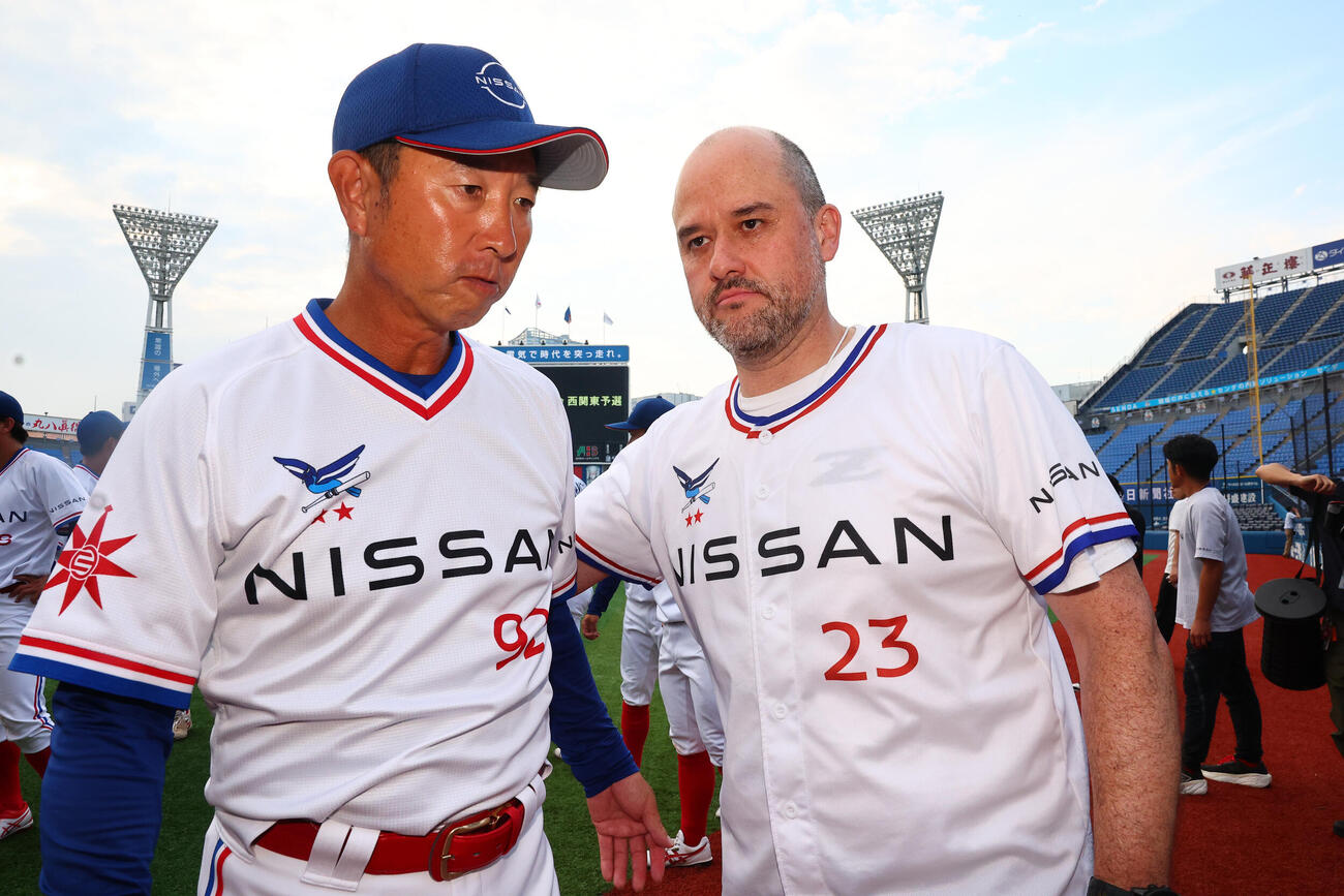 都市対抗野球西関東予選第2代表決定戦　三菱重工East対日産自動車　試合後に、伊藤祐樹監督（左）をたたえる日産自動車のイバン・エスピノーサ社長（撮影・野上伸悟）
