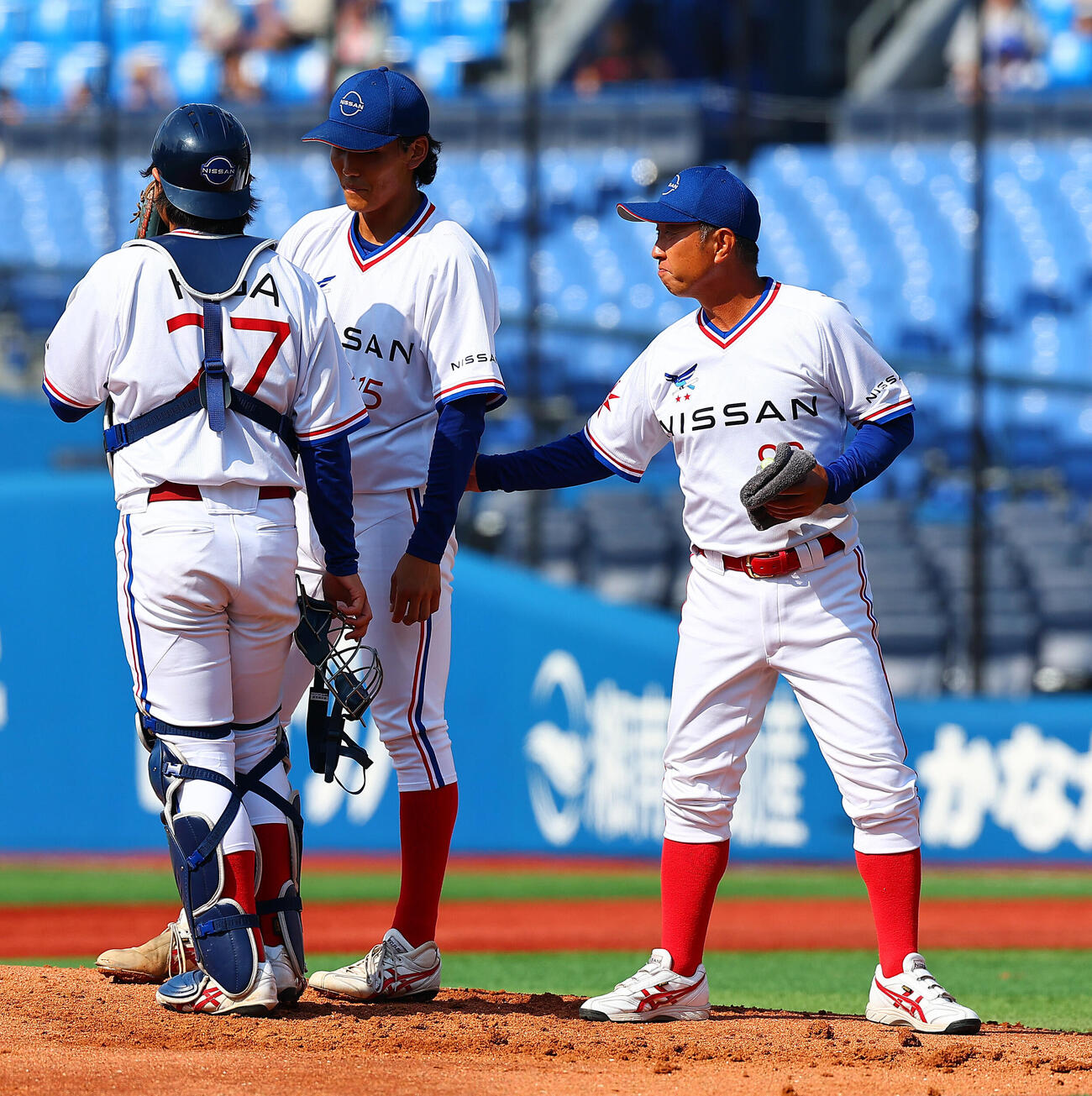 都市対抗野球西関東予選第2代表決定戦　三菱重工East対日産自動車　2回表三菱重工East1死満塁、先発の白根羽琉に声をかける日産自動車・伊藤祐樹監督（右）（撮影・野上伸悟）＝2026年6月13日