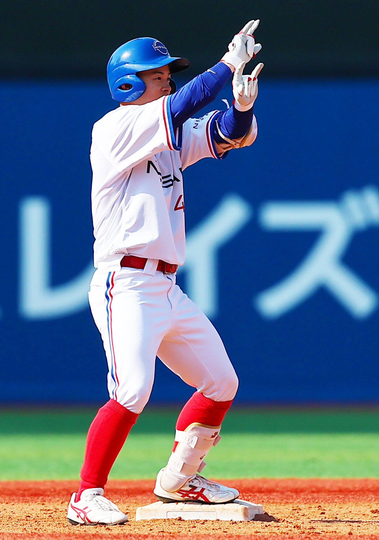 都市対抗野球西関東予選第2代表決定戦　三菱重工East対日産自動車　3回裏日産自動車2死一、二塁、2点適時二塁打を放ち喜ぶ角田廉（撮影・野上伸悟）＝2026年6月13日