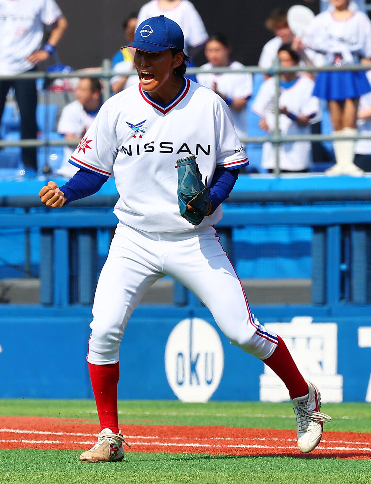 都市対抗野球西関東予選第2代表決定戦　三菱重工East対日産自動車　1回表を抑え喜ぶ日産自動車先発の白根羽琉（撮影・野上伸悟）＝2026年6月13日