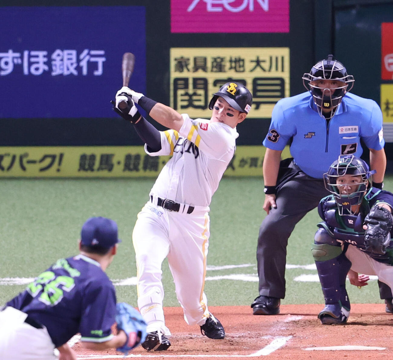 13日ヤクルト戦の6回、右前打を放つ栗原陵矢