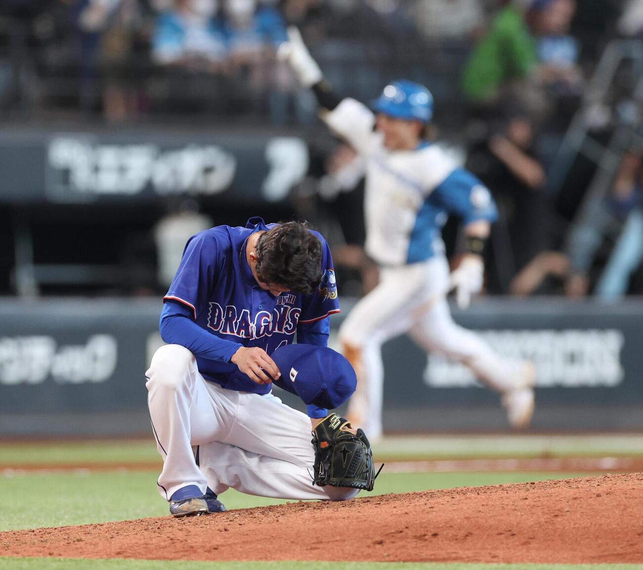 日本ハム」対中日　9回裏日本ハム1死、水野達稀にサヨナラ本塁打を浴びる草加勝（撮影・黒川智章）