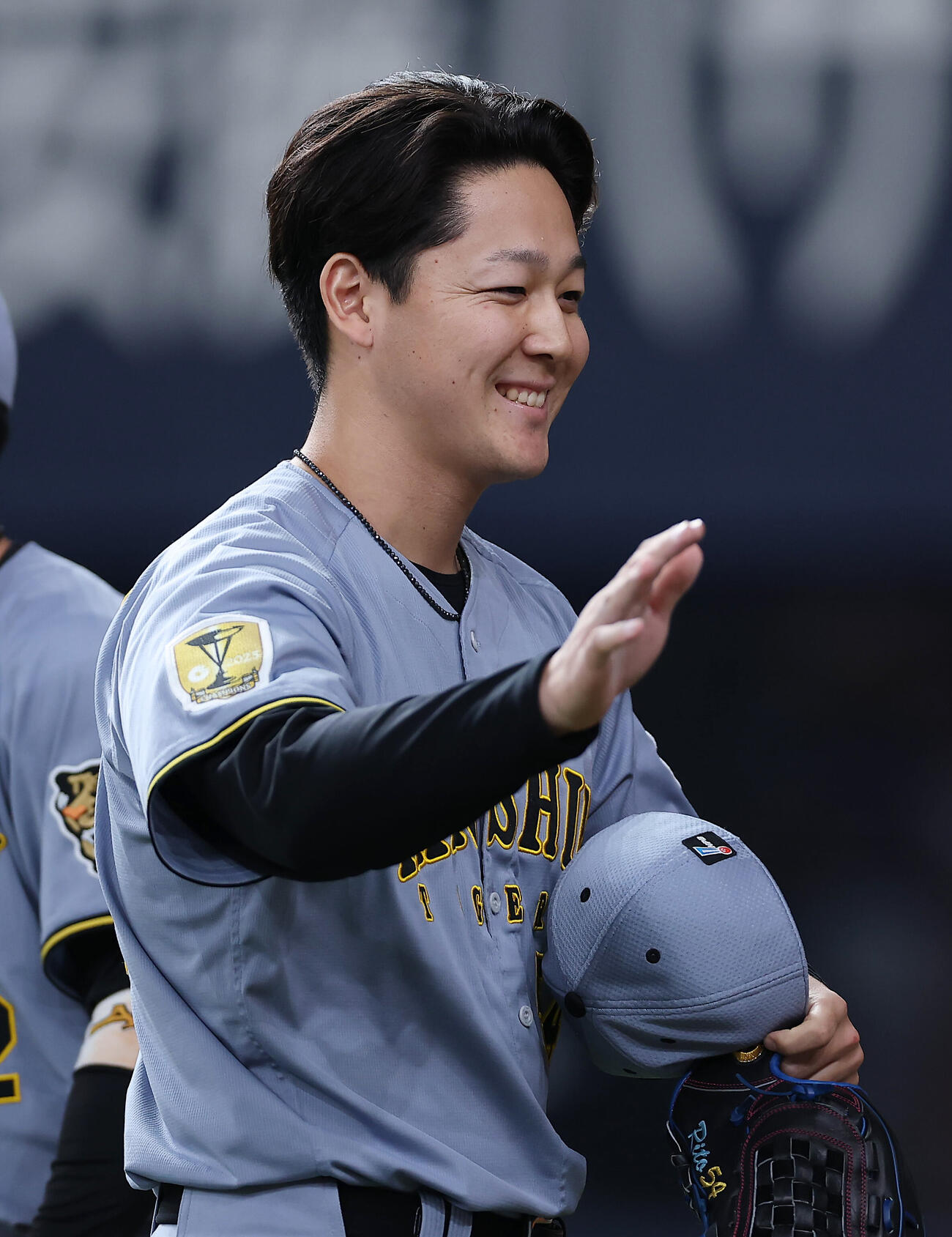 オリックス対阪神　7回裏オリックス2死一、二塁、太田椋を空振り三振に仕留め、笑顔を見せる木下里都（撮影・前田充）
