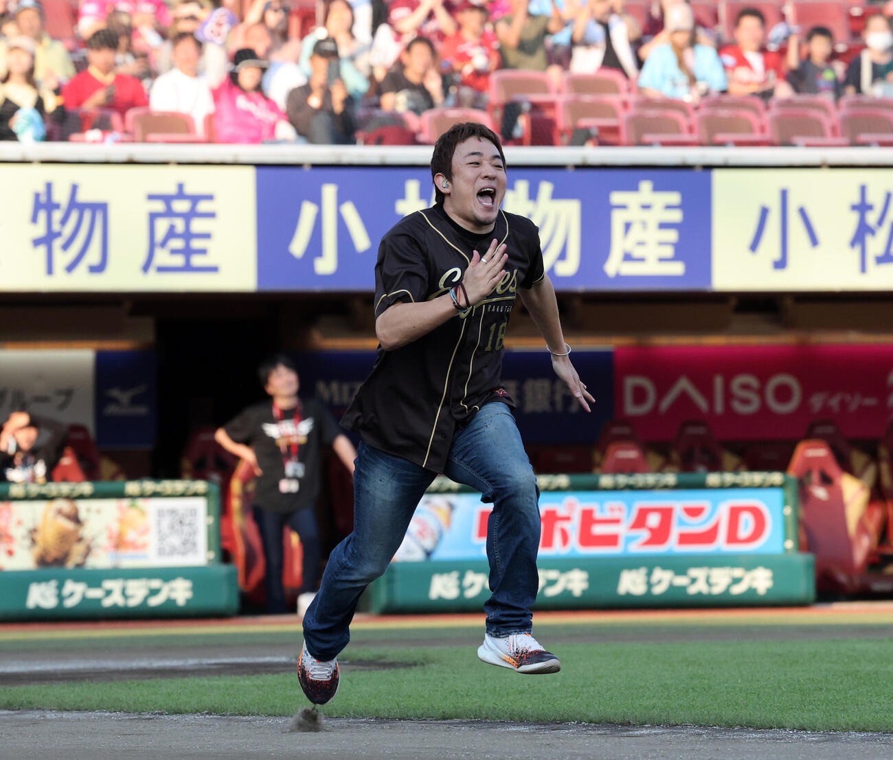 楽天対広島　試合後のライブでダイヤモンドを1周するファンキー加藤（撮影・浅見桂子）