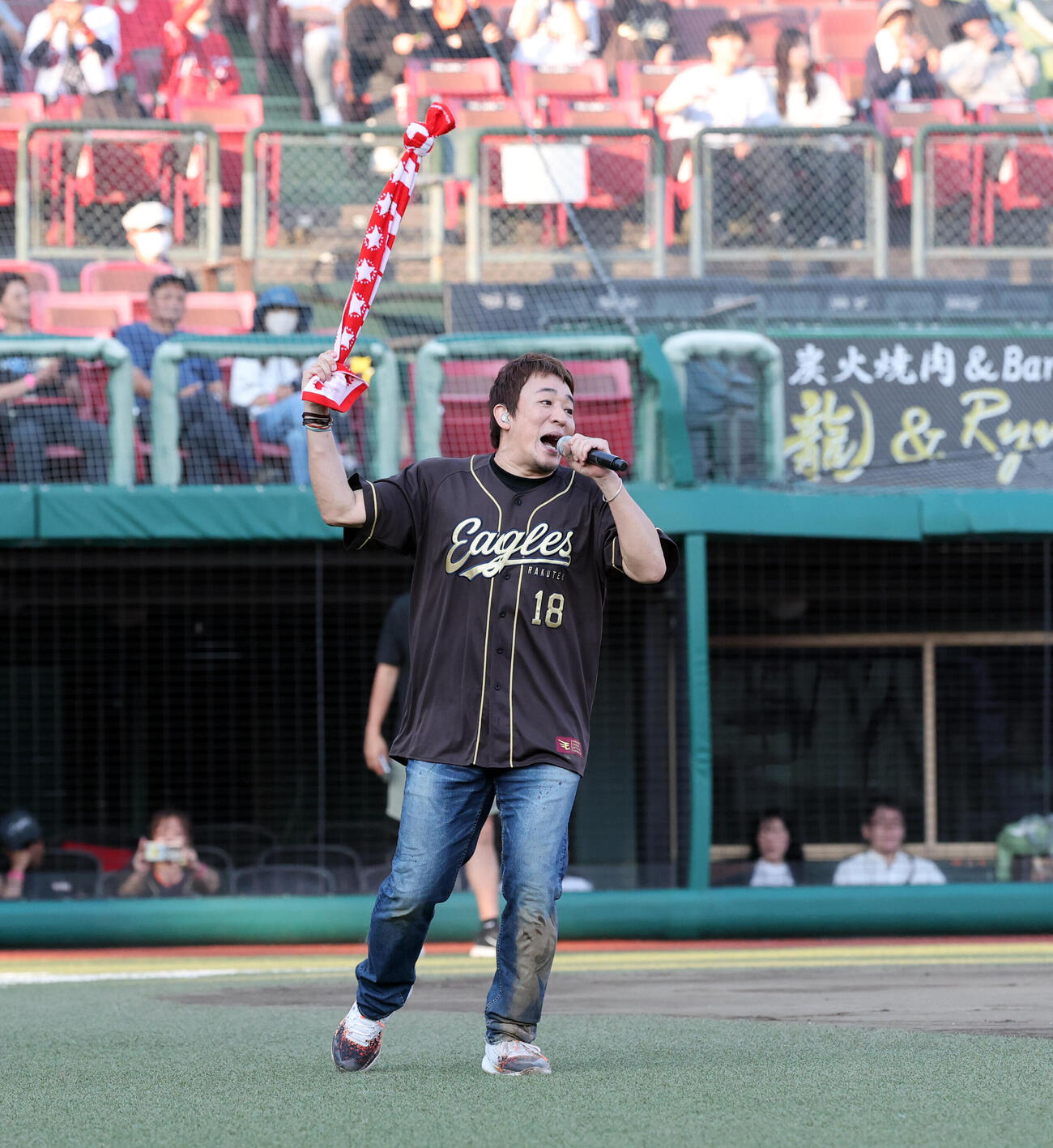 楽天対広島　試合後のライブで熱唱するファンキー加藤（撮影・浅見桂子）