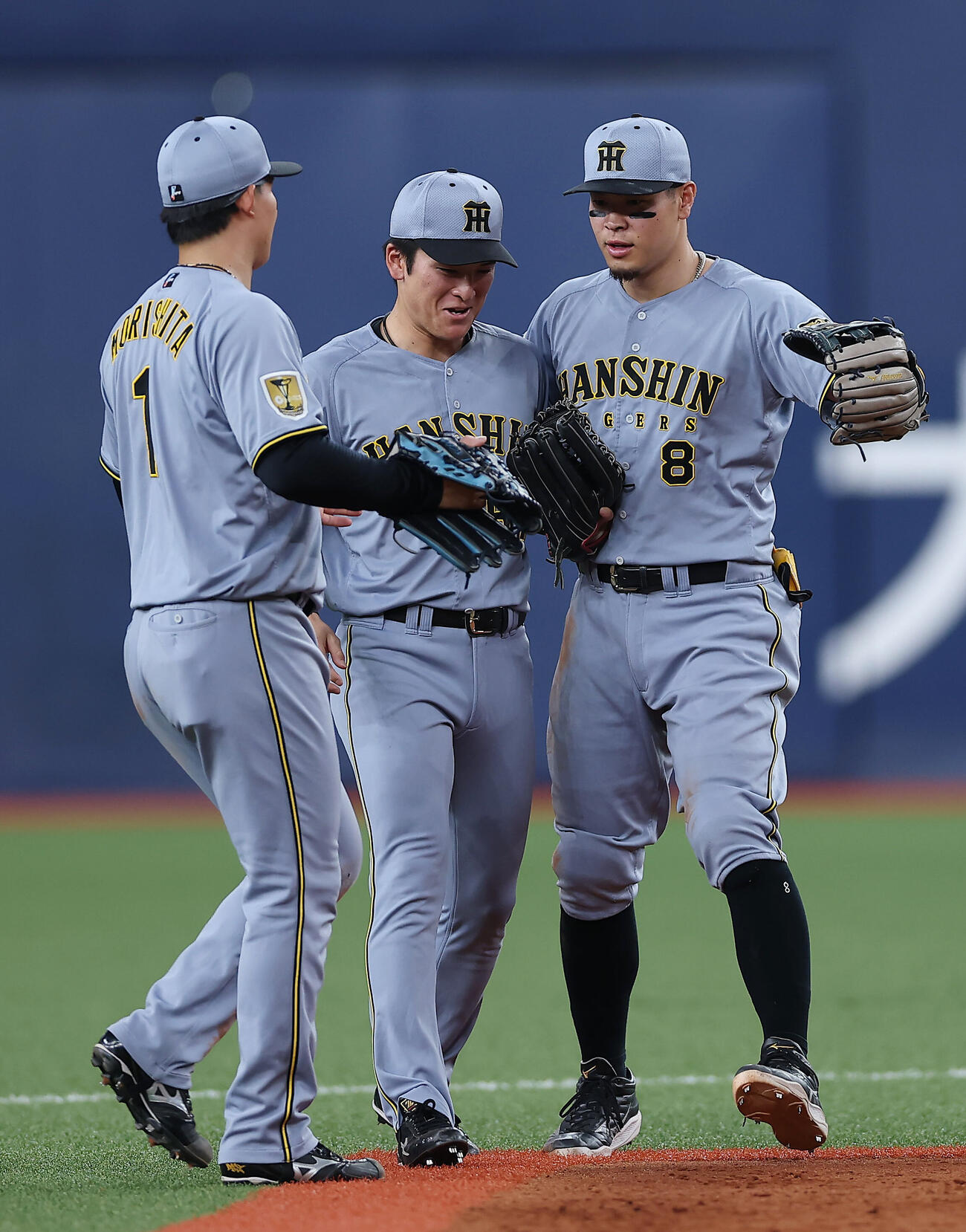 オリックス対阪神　オリックスに勝利し、喜び合う右から阪神佐藤輝明、高寺望夢、森下翔太（撮影・前田充）