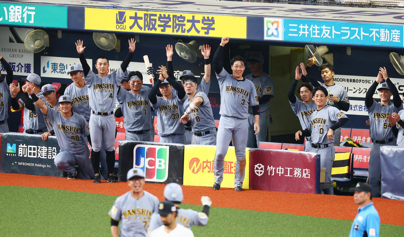 オリックス対阪神　9回表阪神2死二塁、高寺望夢の中越え適時三塁打に笑顔を見せるベンチのナイン（撮影・加藤哉）
